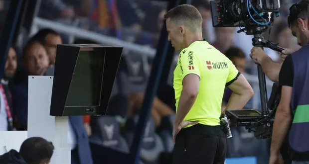 انتقادات حادة لحكم مباراة برشلونة ضد ليفانتي بسبب قراراته تجاه بالدي وتشواميني