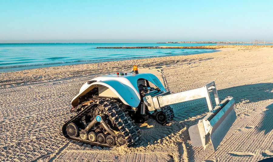 السعودية تستخدم الروبوتات الذكية في تنظيف أنفاق وعبارات الطرق