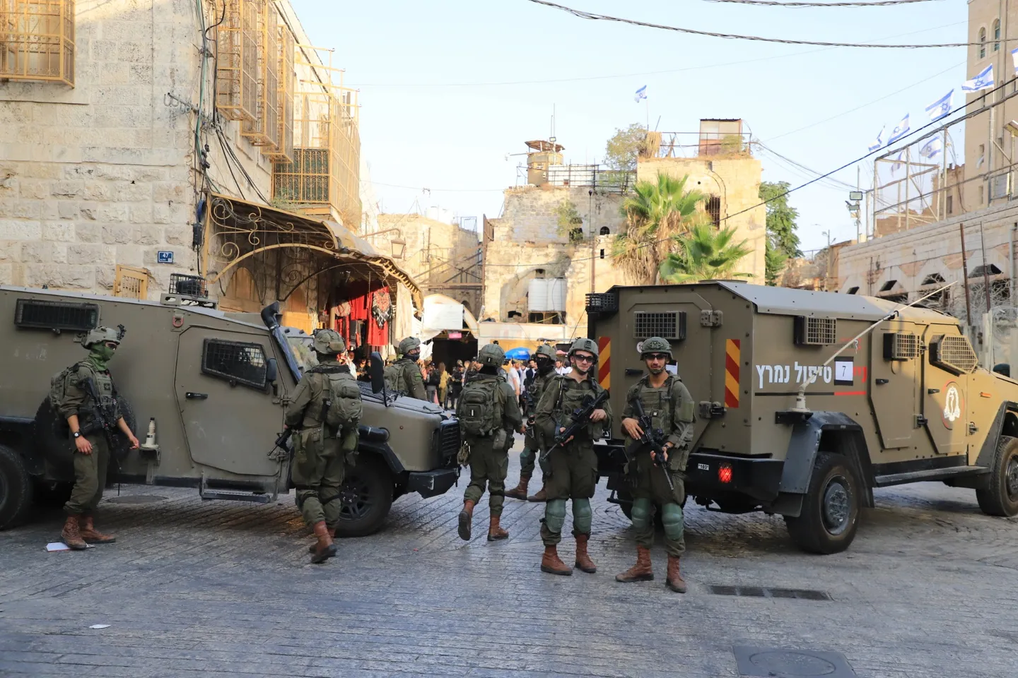 حملة اعتقالات في الضفة الغربية وتهديدات وزير الدفاع الإسرائيلي بتصعيد عسكري