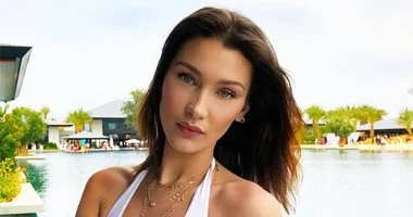 بيلا حديد تتألق في عرض أزياء فيكتوريا سيكريت 2025 بعد تجاوز أزمتها الصحيةر