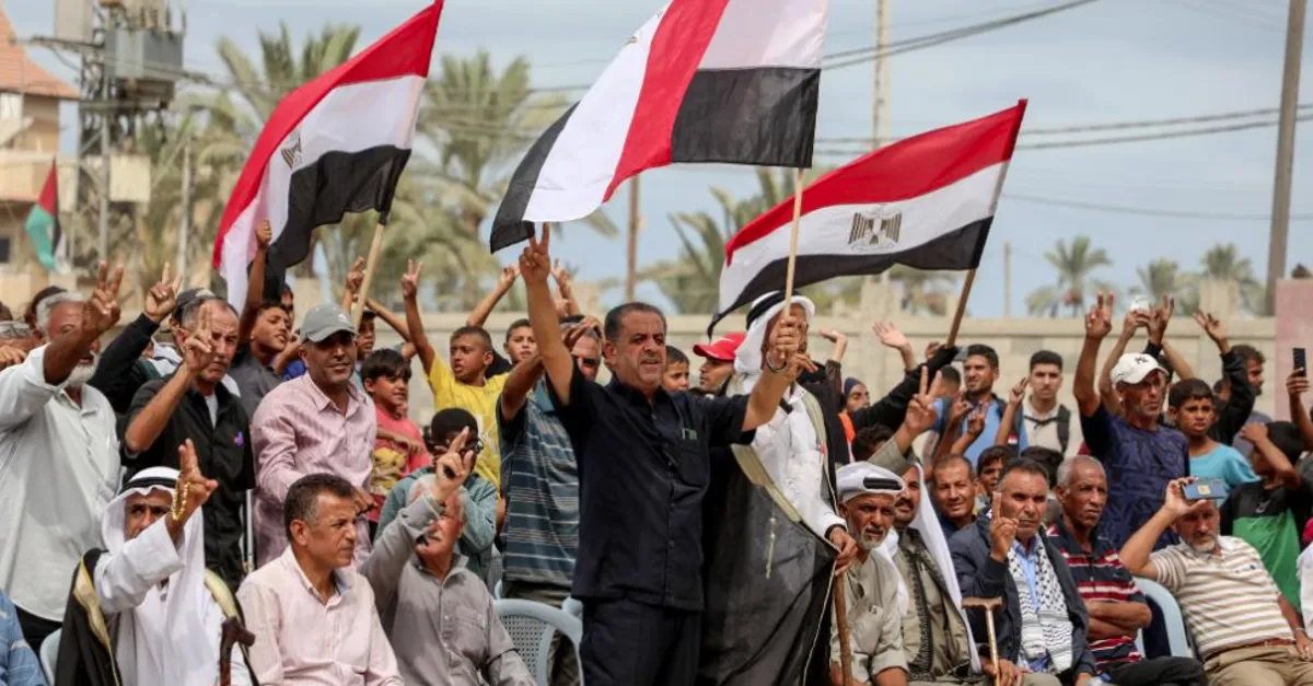 رفع الأعلام المصرية على قوافل العائدين إلى شمال غزة .. مشاهد بالفيديو