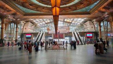 شاشات عملاقة في محطة رمسيس تنقل مباشرة فعاليات مؤتمر السلام في شرم الشيخ