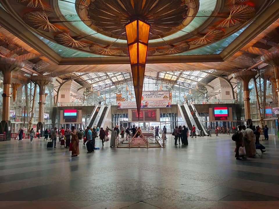 شاشات عملاقة في محطة رمسيس تنقل مباشرة فعاليات مؤتمر السلام في شرم الشيخ