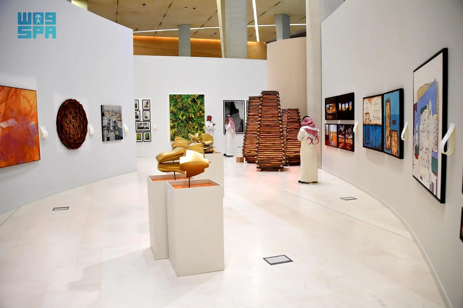 استطاع بعض الفنانين السعوديين أن يستمدوا القيم الجمالية والفنية