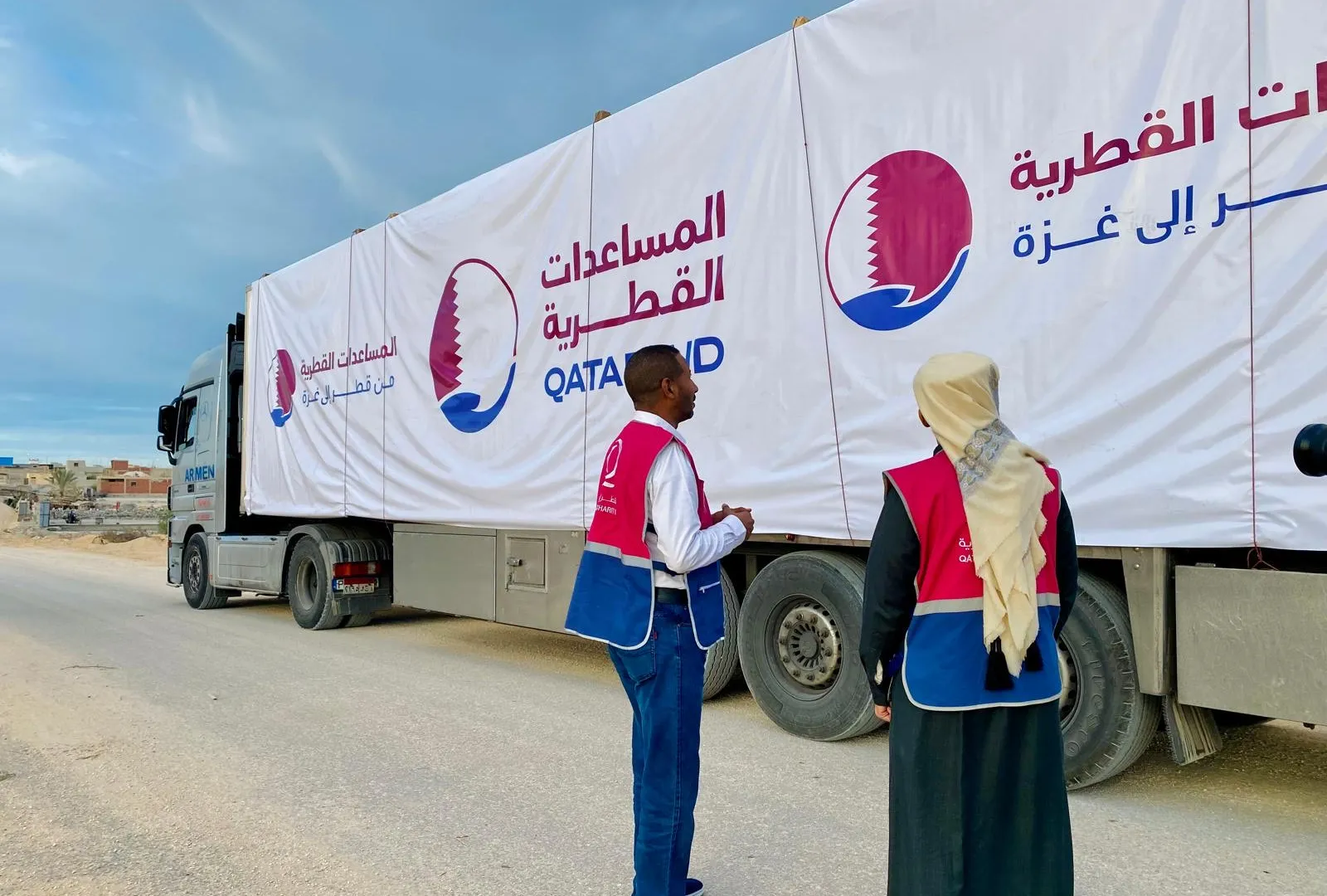 اللجنة القطرية تعلن تسليم أول دفعات خيام الإيواء القطرية إلى قطاع غزة ضمن الجسر البري الإغاثي