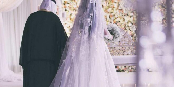 رجل تزوج بإمرأة وأبوها على قيد الحياه، وعندما مات أبوها، حَرُمَتْ على زوجه