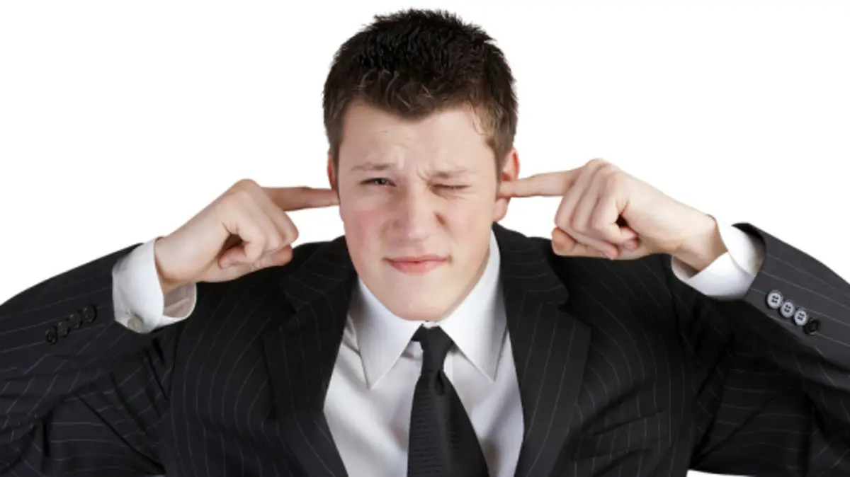 المشكلة هي التفحيط وارتفاع أصوات المكبرات والمذياع ، والسبب هو الضجيج.