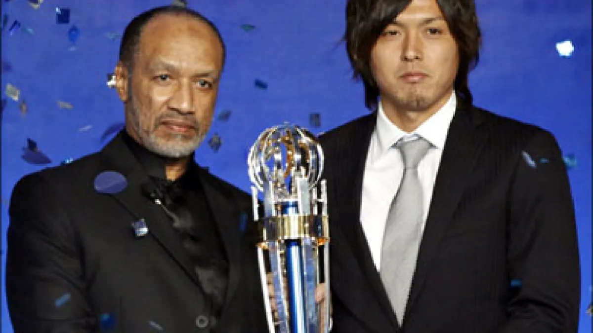 من هو اللاعب الياباني الذي فاز بجائزة لاعب العام لدوري afc asian international في عام 2013