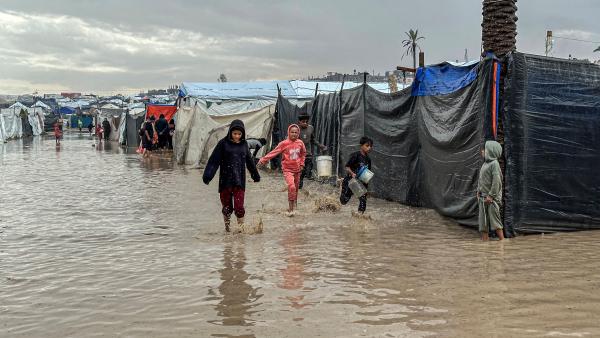 رؤية شبابية تواصل إنقاذ الأسر الفقيرة في غزة رغم الظروف القاسية