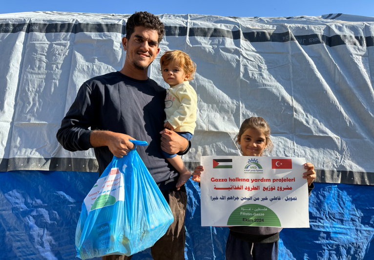 استمرار جهود مطبخ غزة الخيري في توزيع الطرود الغذائية على العائلات المنكوبة