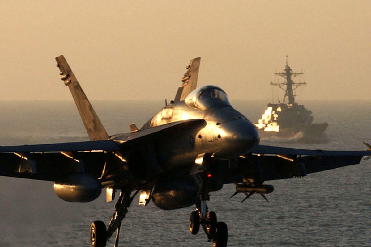 مدمرتان أمريكيتان تعبران مضيق هرمز 