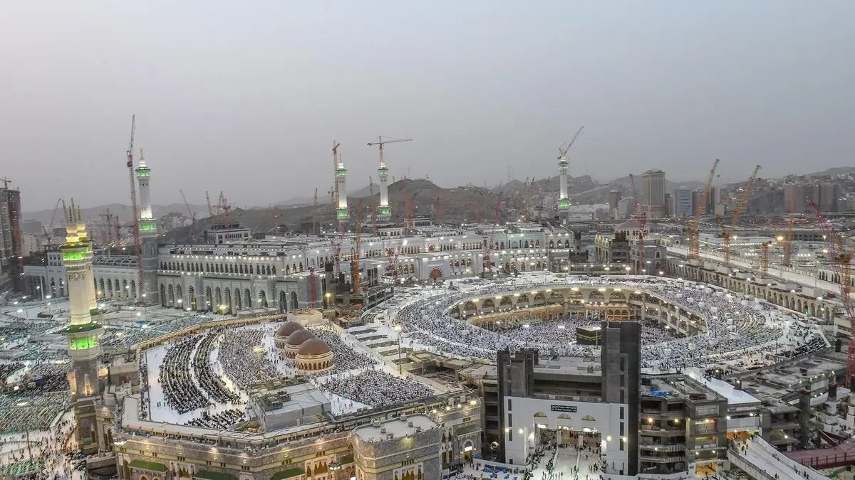 إلا البيت الحرام .. اتهامات إلى الحوثيين باستهداف مكة تثير غضبًا واسعًا