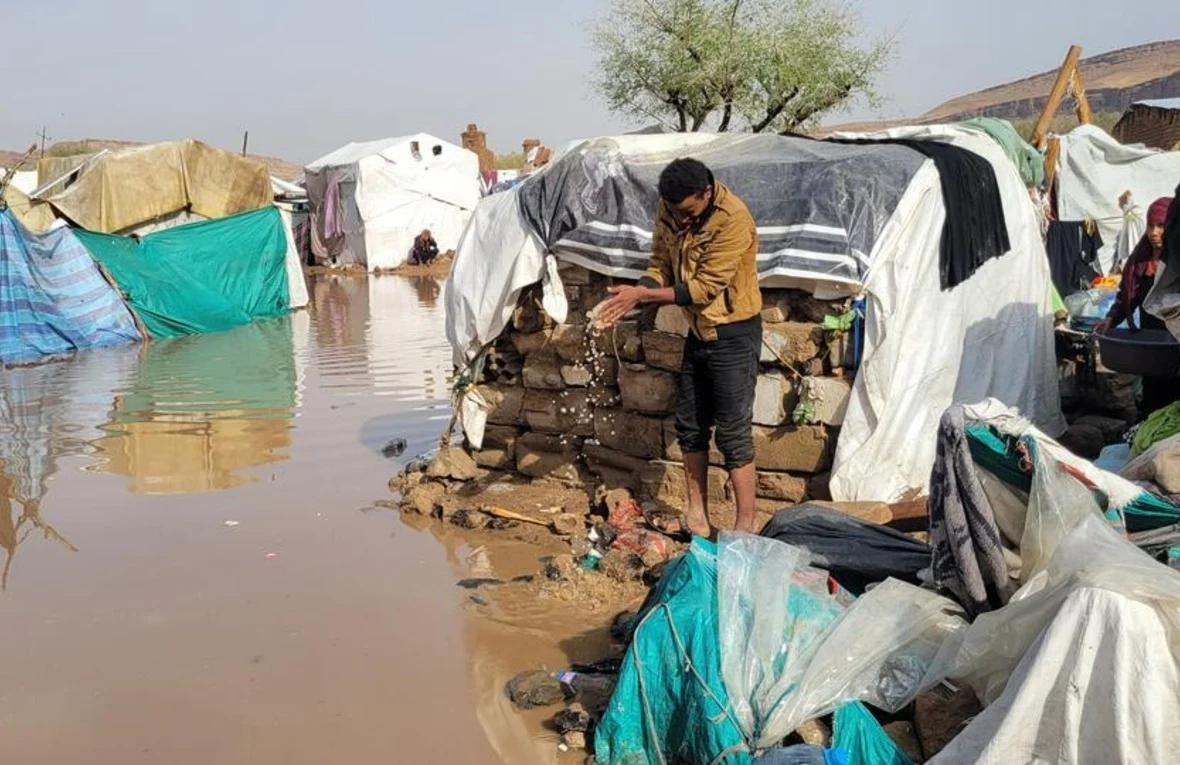 استمرار القتال يضاعف معاناة النازحين في اليمن وتحذير من موجة جديدة