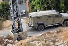 طفل فلسطيني يختبئ خلف عمود خوفا