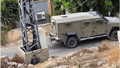 طفل فلسطيني يختبئ خلف عمود خوفا